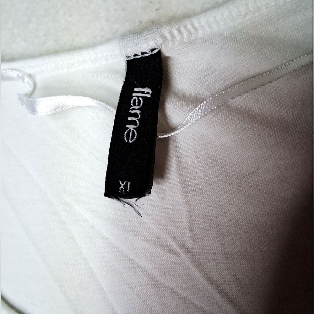 Chic White Butterfly Print Tee - Picture 3 of 5